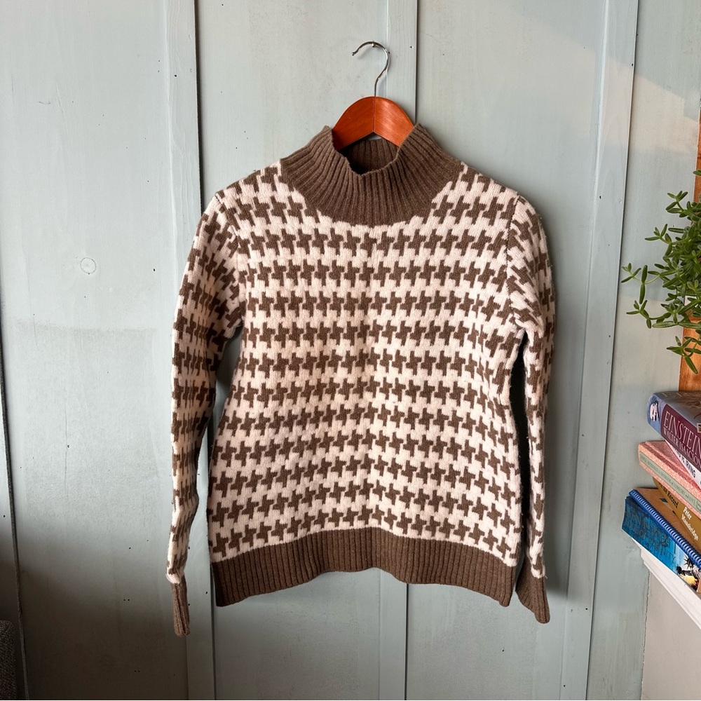 Turtleneck Houndstooth Sweater in Brown & Cream